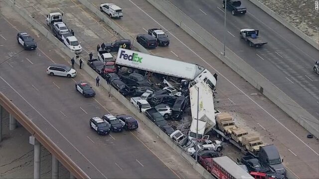 تصادف زنجیره‌ای بیش از ۱۳۰ خودرو در جاده یخ‌زده تگزاس کشته داد