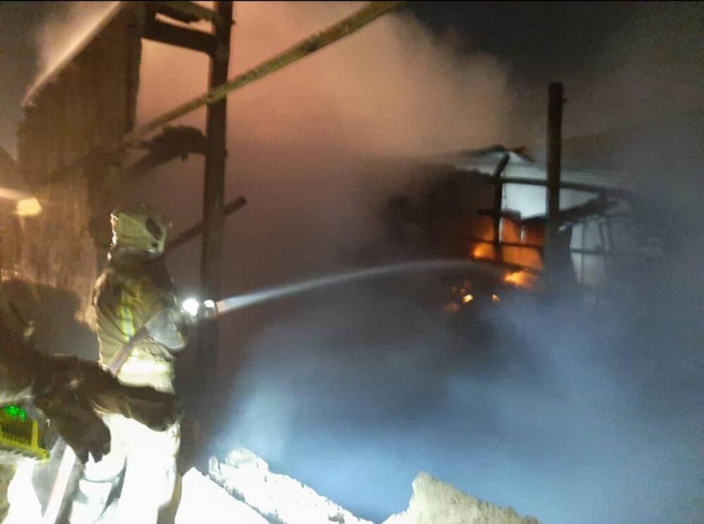 حریق در یک کارگاه صنعتی در تهران/ مصدوم شدن سه آتش نشان حین عملیات