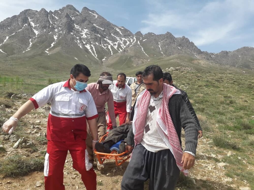 نجات چوپان حادثه دیده توسط نجاتگران هلال احمر در کوه پریشان قروه - خبرگزاری آنلاین | اخبار ایران و جهان