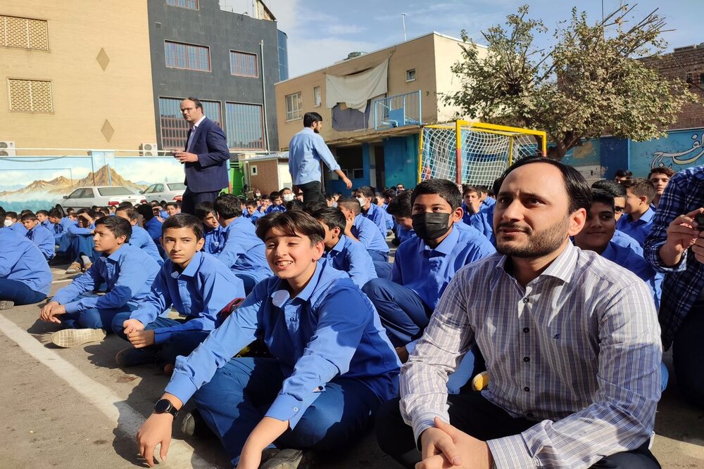 سخنگوی دولت در مدرسه دوران تحصیلی اش در قم حضور یافت - خبرگزاری آنلاین | اخبار ایران و جهان