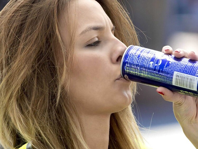 اگر زیاد نوشیدنی انرژی زا بخوریم چه اتفاقی در بدن می‌افتد؟