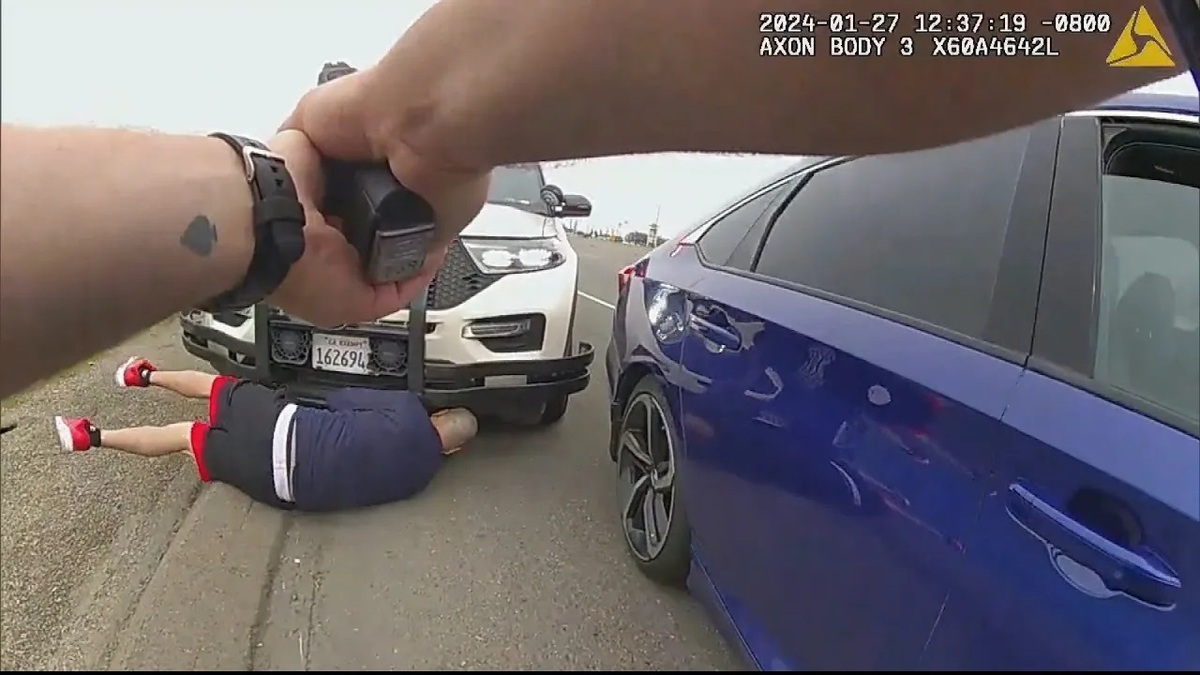 فیلم| مظنون فراری از دست پلیس به خودروی در حال حرکت آویزان شد