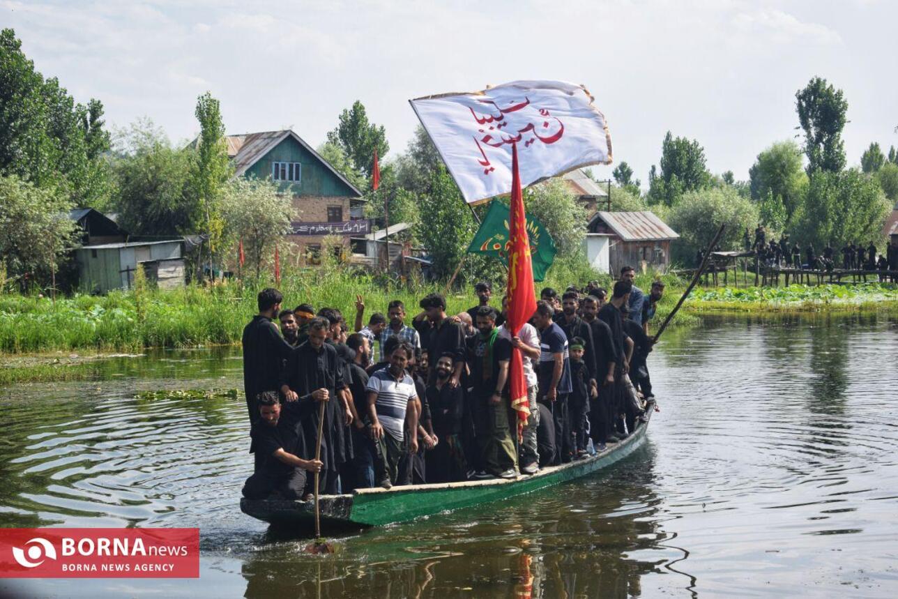 عزاداری کشمیری‌ها با قایق در دریاچه دال